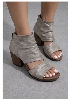 OTBT Patchouli Silver Distressed Leather Sandals Heels